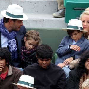 Elodie Gossuin avec son mari Bertrand Lacherie et leurs enfants Rose et Jules dans les tribunes des internationaux de France de Roland Garros à Paris le 4 juin 2016. © Moreau - Jacovides / Bestimage