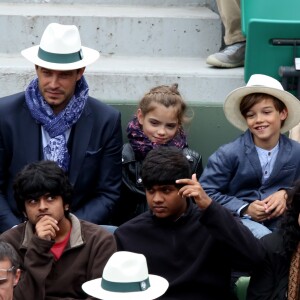Elodie Gossuin avec son mari Bertrand Lacherie et leurs enfants Rose et Jules dans les tribunes des internationaux de France de Roland Garros à Paris le 4 juin 2016. © Moreau - Jacovides / Bestimage