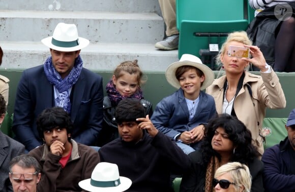 Elodie Gossuin avec son mari Bertrand Lacherie et leurs enfants Rose et Jules dans les tribunes des internationaux de France de Roland Garros à Paris le 4 juin 2016. © Moreau - Jacovides / Bestimage
