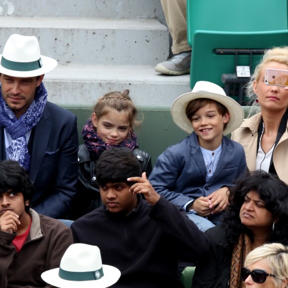 Elodie Gossuin avec son mari Bertrand Lacherie et leurs enfants Rose et Jules dans les tribunes des internationaux de France de Roland Garros à Paris le 4 juin 2016. © Moreau - Jacovides / Bestimage