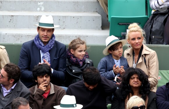 Elodie Gossuin avec son mari Bertrand Lacherie et leurs enfants Rose et Jules dans les tribunes des internationaux de France de Roland Garros à Paris le 4 juin 2016. © Moreau - Jacovides / Bestimage
