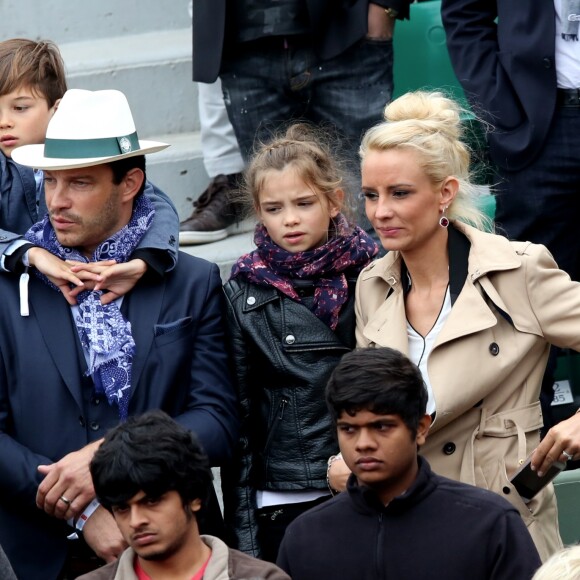 Elodie Gossuin avec son mari Bertrand Lacherie et leurs enfants Rose et Jules dans les tribunes des internationaux de France de Roland Garros à Paris le 4 juin 2016. © Moreau - Jacovides / Bestimage