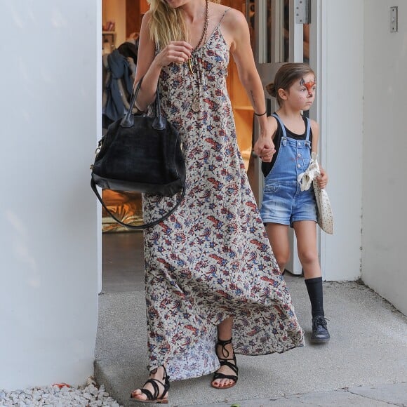 Kimberly Stewart fait du shopping avec sa fille Delilah del Toro à Beverly Hills, le 29 août 2016.