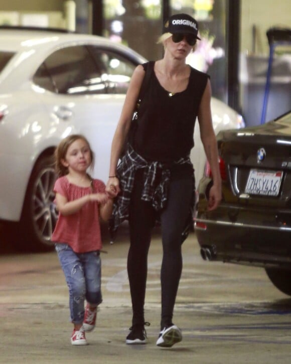 Exclusif - Kimberly Stewart et sa fille Delilah Del Toro font du shopping à Beverly Hills, le 6 juin 2016