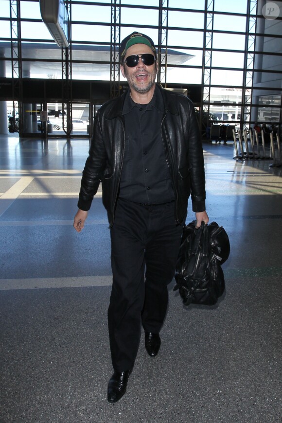 Benicio del Toro prend un vol à l'aéroport de Los Angeles, le 12 avril 2016.