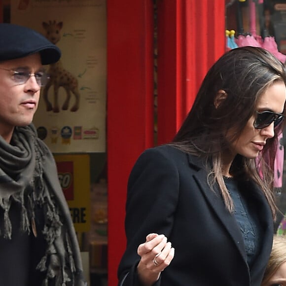 Brad Pitt, Angelina Jolie et leurs filles Vivienne et Zahara quittent un magasin de jouets à Londres le 12 mars 2016.