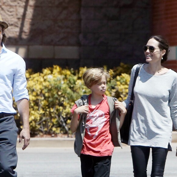 Exclusif - Brad Pitt et Angelina Jolie font du shopping avec leurs enfants Shiloh et Pax à Glendale. Le 10 juillet 2015