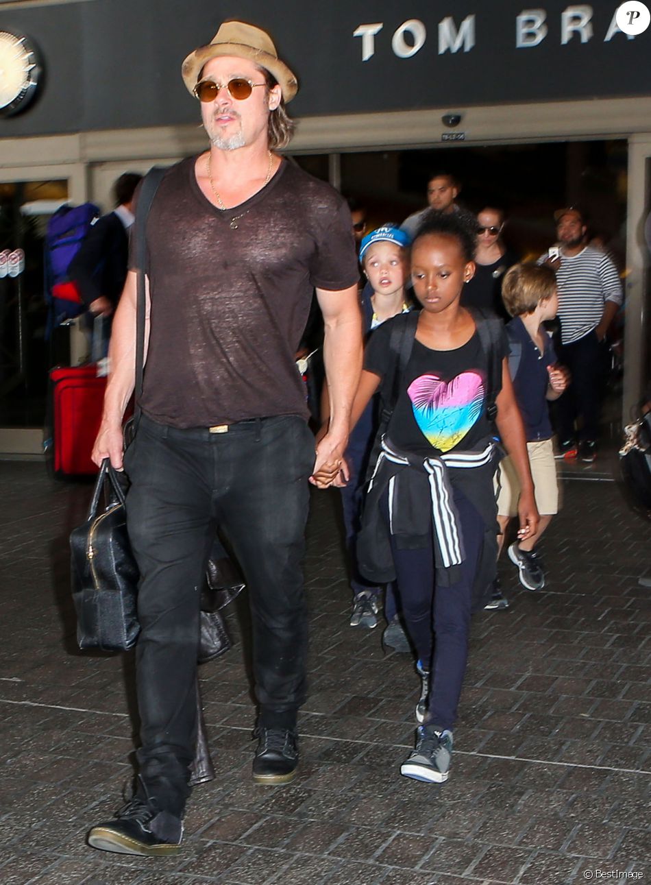 Brad Pitt et Angelina Jolie arrivent avec leurs enfants Maddox, Pax, Zahara, Shiloh, Vivienne et Knox à l&#039;aéroport de LAX à Los Angeles, le 5 juillet 2015