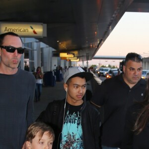 Angelina Jolie avec ses enfants Knox Leon Jolie-Pitt et Maddox Jolie-Pitt arrivent à l'aéroport JFK de New York le 17 juin 2016