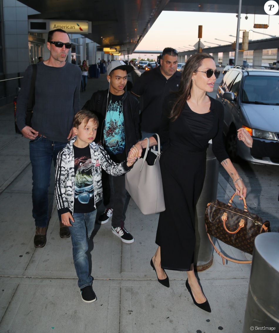 Angelina Jolie avec ses enfants Knox Leon Jolie-Pitt et Maddox Jolie-Pitt arrivent à l&#039;aéroport JFK de New York le 17 juin 2016