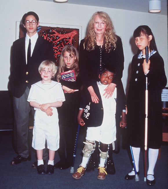 Mia Farrow avec ses enfants, dont Thaddeus, en 1997.