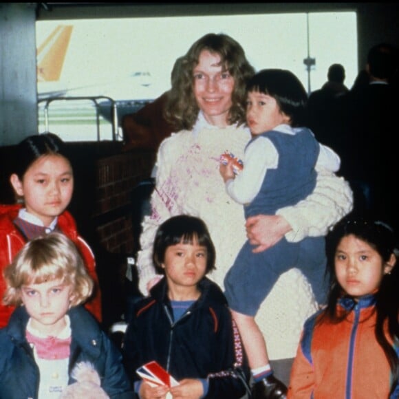 Mia Farrow avec ses enfants en 1994.