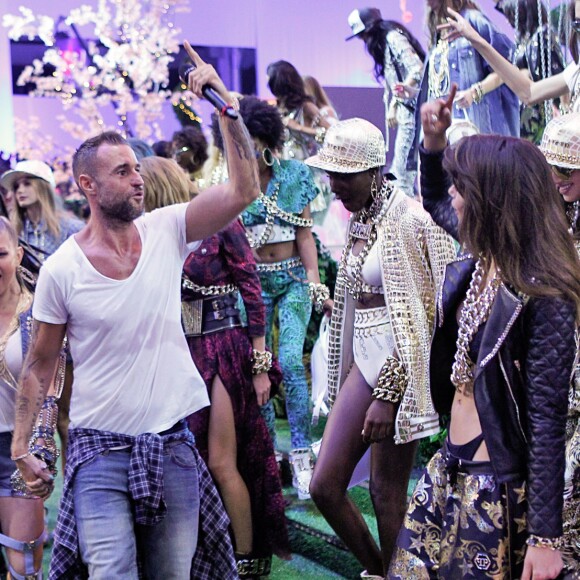 Fat Joe, Paris Hilton, Fergie, le créateur Philipp Plein et ses mannequins lors du défilé Philipp Plein à Milan. Le 21 septembre 2016.
