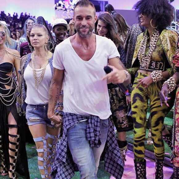Fat Joe, Paris Hilton, Fergie, le créateur Philipp Plein et ses mannequins lors du défilé Philipp Plein à Milan. Le 21 septembre 2016.