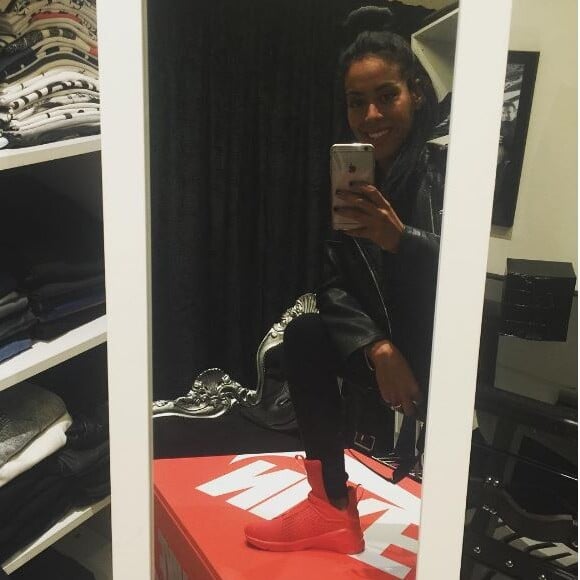 Amel Bent pose sur Instagram, septembre 2016