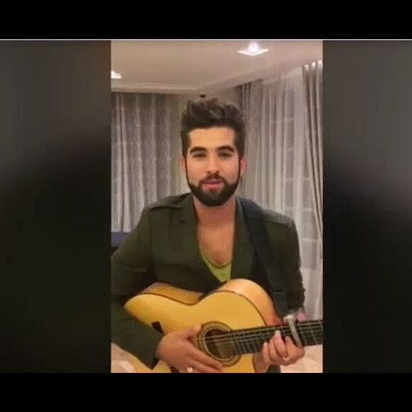 Kendji Girac souhaite un bon anniversaire à Cyril Hanouna, dans "TPMP ! fête l'anniversaire de Baba", jeudi 22 septembre 2016, sur C8