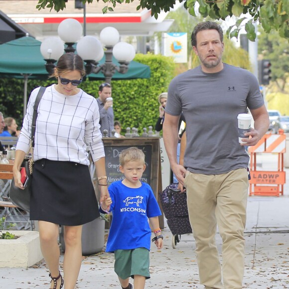 Exclusif - Jennifer Garner et son ex mari Ben Affleck se retrouvent pour le petit déjeuner avec leur fils Samuel à Brentwood, le 22 septembre 2016