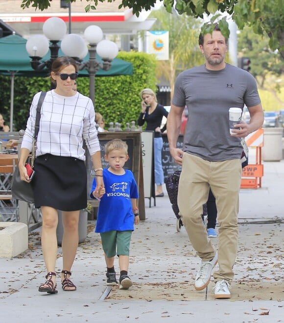 Exclusif - Jennifer Garner et son ex mari Ben Affleck se retrouvent pour le petit déjeuner avec leur fils Samuel à Brentwood, le 22 septembre 2016
