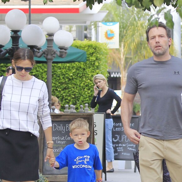 Exclusif - Jennifer Garner et son ex mari Ben Affleck se retrouvent pour le petit déjeuner avec leur fils Samuel à Brentwood, le 22 septembre 2016