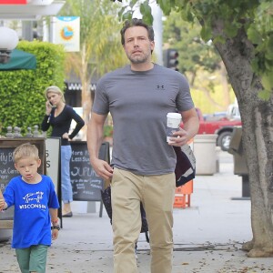 Exclusif - Jennifer Garner et son ex mari Ben Affleck se retrouvent pour le petit déjeuner avec leur fils Samuel à Brentwood, le 22 septembre 2016