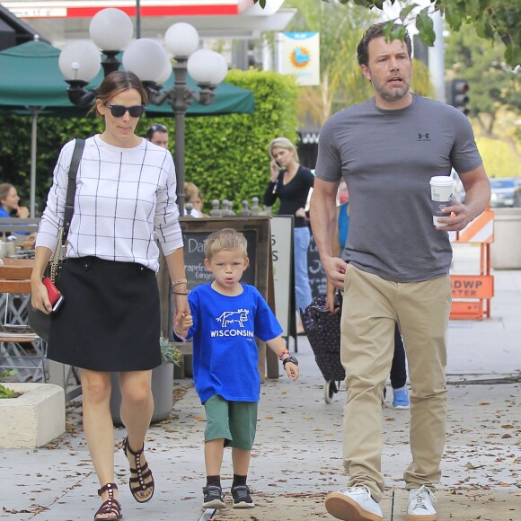 Exclusif - Jennifer Garner et son ex mari Ben Affleck se retrouvent pour le petit déjeuner avec leur fils Samuel à Brentwood, le 22 septembre 2016