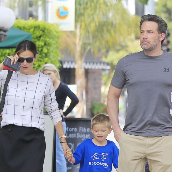 Exclusif - Jennifer Garner et son ex mari Ben Affleck se retrouvent pour le petit déjeuner avec leur fils Samuel à Brentwood, le 22 septembre 2016