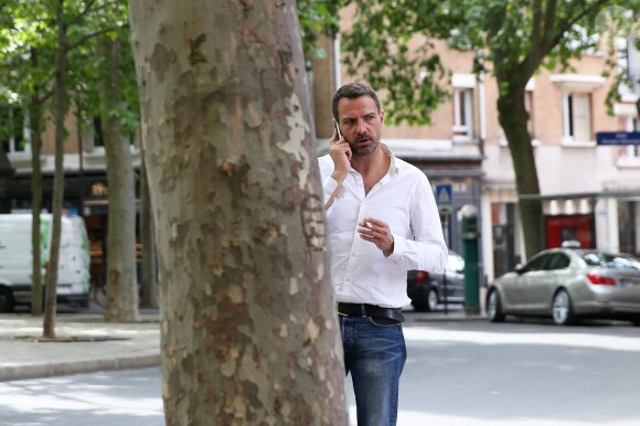 Exclusif - Jérôme Kerviel, accompagné de son avocat David Koubbi, du président de son association, et d'un ami, va se faire enlever son bracelet électronique au Service pénitentiaire d'insertion et de probation (SPIP) au 12 rue Charles Fourier, dans le 13ème arrondissement à Paris, le 26 juin 2015.