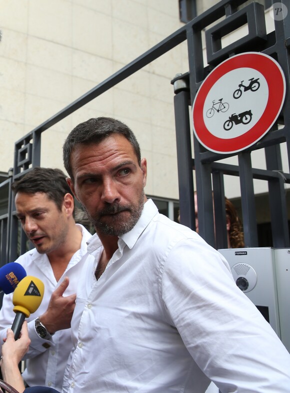 Exclusif - Jérôme Kerviel, accompagné de son avocat David Koubbi, du président de son association, et d'un ami, va se faire enlever son bracelet électronique au Service pénitentiaire d'insertion et de probation (SPIP) au 12 rue Charles Fourier, dans le 13ème arrondissement à Paris, le 26 juin 2015.