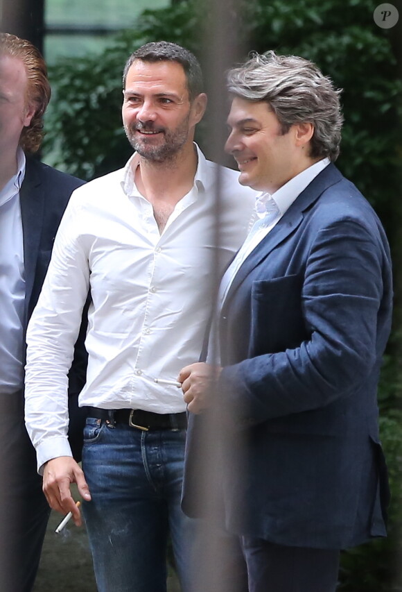 Exclusif - Jérôme Kerviel, accompagné de son avocat David Koubbi, du président de son association, et d'un ami, va se faire enlever son bracelet électronique au Service pénitentiaire d'insertion et de probation (SPIP) au 12 rue Charles Fourier, dans le 13ème arrondissement à Paris, le 26 juin 2015.