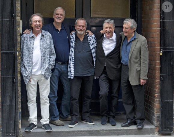 Les Monty Python (Eric Idle, John Cleese, Terry Gilliam, Michael Palin et Terry Jones) annoncent leur retour sur scène pour un nouveau spectacle, 30 ans après leur dernière prestation, le 30 juin 2014 à Londres