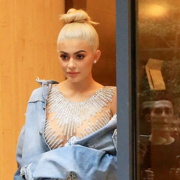 Kylie Jenner, blonde platine et avec une robe pailletée, dans les rues de New York, le 8 septembre 2016