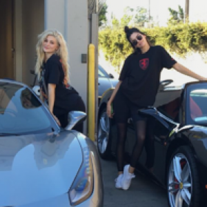 Kylie et Kendall Jenner achètent deux Ferrari assorties le 24 septembre 2016.