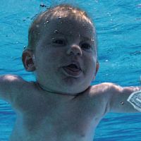 Le bébé de Nirvana a bien grandi... Il reprend la pose 25 ans après !