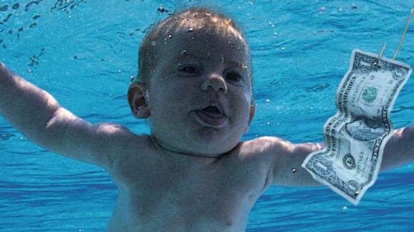 Le bébé de Nirvana a bien grandi... Il reprend la pose 25 ans après !