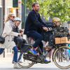 Naomi Watts (chaussures Isabel Marant modèle Basley) et Liev Schreiber se baladent à vélo avec leurs fils Alexander et Samuel dans les rues de New York, le 20 octobre 2014