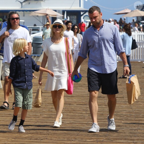 Naomi Watts et son compagnon Liev Schreiber vont déjeuner au restaurant avec leurs fils Samuel et Alexander à l'occasion de la fête des pères à Malibu, le 21 juin 2015.