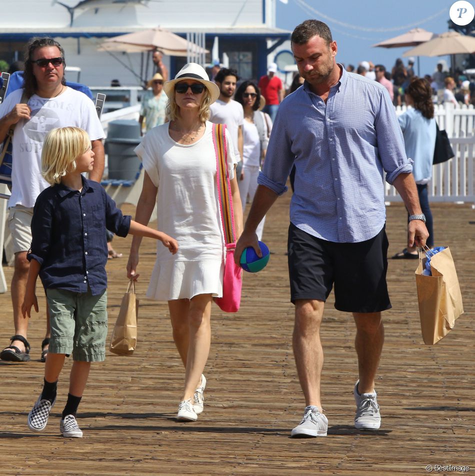 Naomi Watts Et Son Nouveau Compagnon Naomi Watts et son compagnon Liev Schreiber vont déjeuner au restaurant  avec leurs fils Samuel et Alexander à l'occasion de la fête des pères à  Malibu, le 21 ju - Purepeople