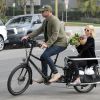 Exclusif - Liev Schreiber promène sa femme Naomi Watts à l'arrière de son vélo après avoir acheté des fleurs chez le fleuriste à Brentwood, le 28 février 2016
