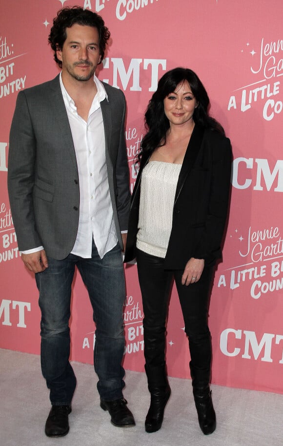 Shannen Doherty et son mari Kurt Iswarienko lors de la fête d'anniversaire de Jennie Garth à Los Angeles le 19 avril 2012