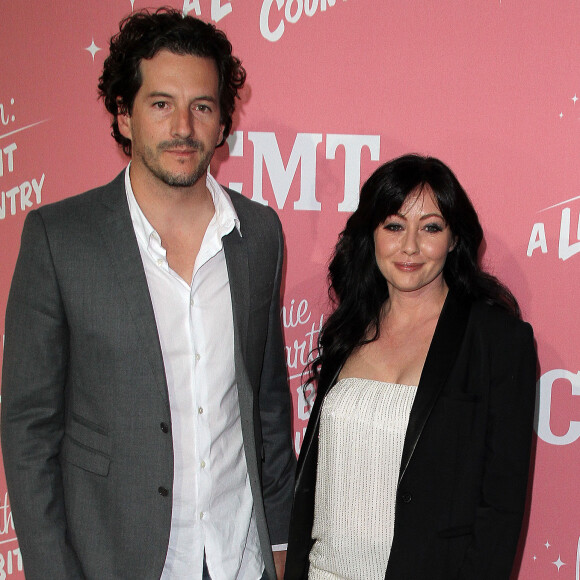 Shannen Doherty et son mari Kurt Iswarienko lors de la fête d'anniversaire de Jennie Garth à Los Angeles le 19 avril 2012