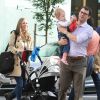 Chelsea Clinton et Marc Mezvinsky se promènent avec leurs enfants Charlotte et Aiden dans les rues de New York, le 27 septembre 2016