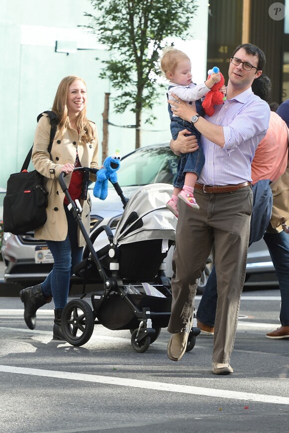 Chelsea Clinton et Marc Mezvinsky se promènent avec leurs enfants Charlotte et Aiden dans les rues de New York, le 27 septembre 2016