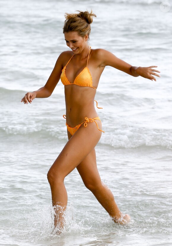 Le mannequin Sandra Kubicka en pleine séance photo sur la plage de Miami, le 27 septembre 2016.