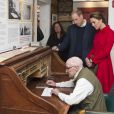 Le prince William et Kate Middleton, duc et duchesse de Cambridge, ont visité l'ancien bureau des télégrammes qui fait partie du Musée MacBride à Whitehorse, dans le Territoire du Yukon, le 28 septembre 2016, au cinquième jour de leur tournée royale au Canada.
