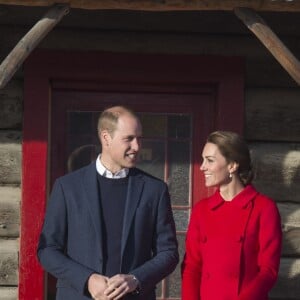 Le prince William et Kate Middleton, duc et duchesse de Cambridge, ont visité l'ancien bureau des télégrammes qui fait partie du Musée MacBride à Whitehorse, dans le Territoire du Yukon, le 28 septembre 2016, au cinquième jour de leur tournée royale au Canada.