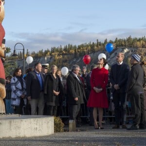 Le prince William et Kate Middleton, duc et duchesse de Cambridge, ont pris un bain de foule à Whitehorse, dans le Territoire du Yukon, avant de partir pour Carcross le 28 septembre 2016, au cinquième jour de leur tournée royale au Canada.