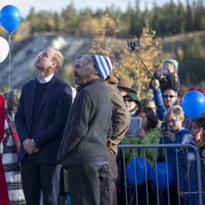 Le prince William et Kate Middleton, duc et duchesse de Cambridge, ont pris un bain de foule à Whitehorse, dans le Territoire du Yukon, avant de partir pour Carcross le 28 septembre 2016, au cinquième jour de leur tournée royale au Canada.