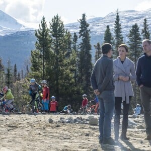 Le prince William et Kate Middleton, duc et duchesse de Cambridge, sont allés découvrir le parcours de mountain bike de Carcross, dans le Territoire du Yukon, le 28 septembre 2016, au cinquième jour de leur tournée royale au Canada.