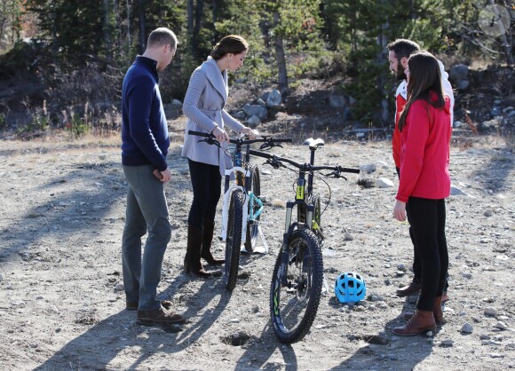 Le prince William et Kate Middleton, duc et duchesse de Cambridge, ont découvert le parcours de Mountain Bike de Carcross, dans le Territoire du Yukon, le 28 septembre 2016, au cinquième jour de leur tournée royale au Canada.