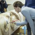  Le prince William et Kate Middleton, duc et duchesse de Cambridge, en plein atelier peinture sur totem à Whitehorse, dans le Territoire du Yukon, le 28 septembre 2016, au cinquième jour de leur tournée royale au Canada. 